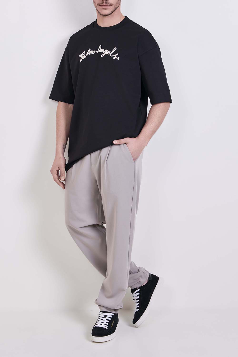 תמונת כל הלוק של חולצת טי אוברסייז